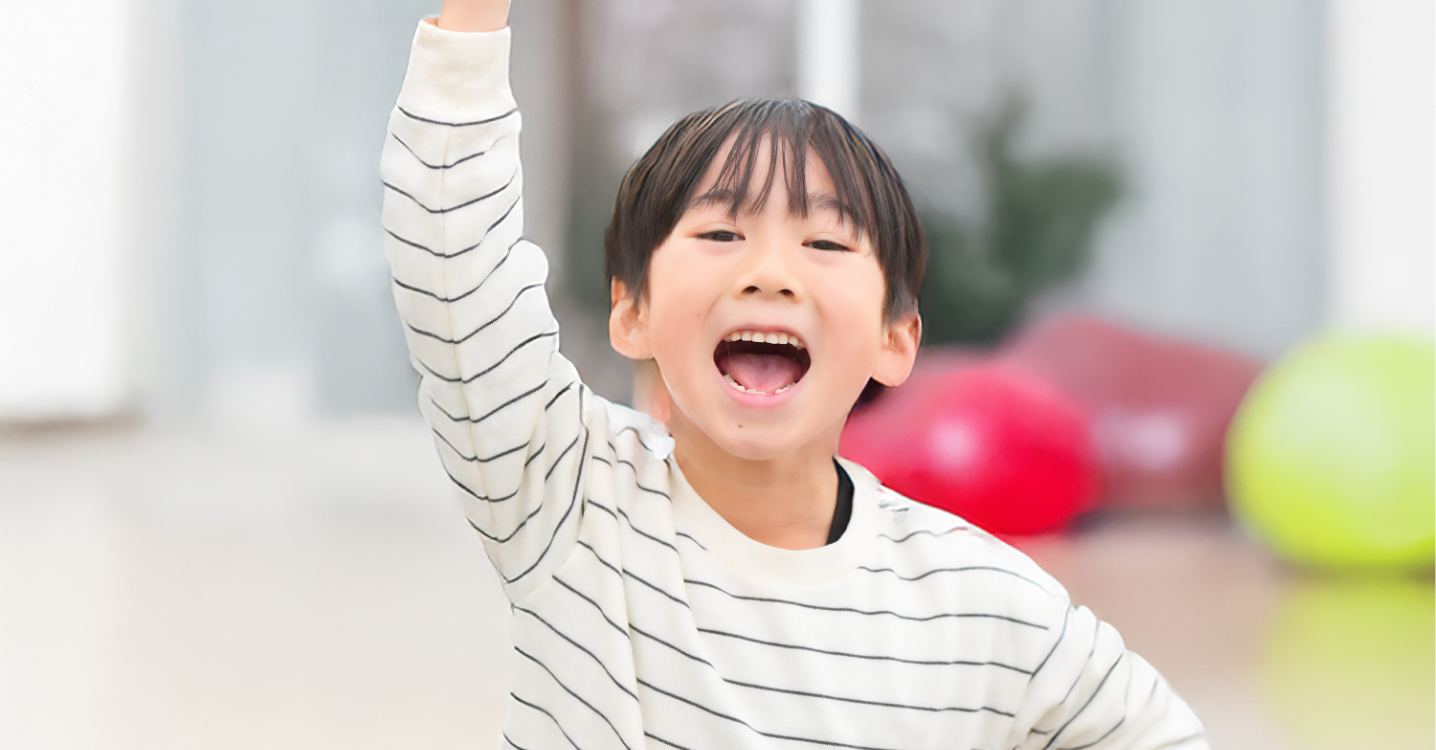 笑顔の子どもがコチラを向いている画像