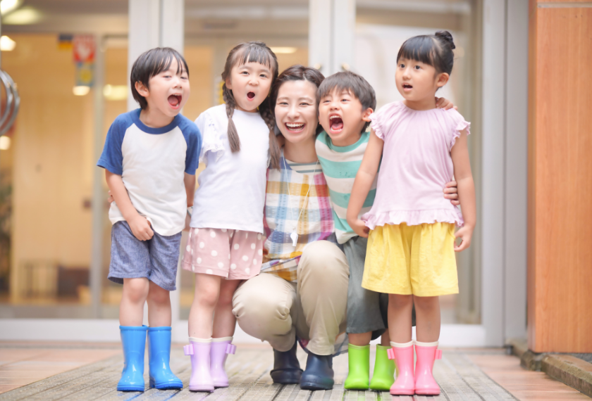 支援者と子どもたちが楽しそうに笑っている写真