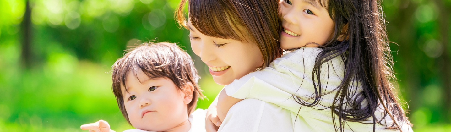 笑顔の親子が戯れている写真