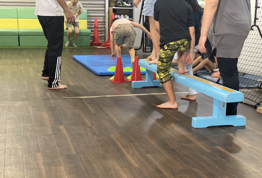 子どもたちが楽しくサーキットで運動をしている様子