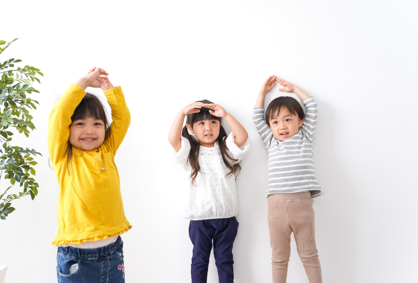 3人の子どもが楽しそうに遊んでいる写真